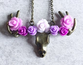Blumenkrone Hirschgeweih Halskette - Boho Chic, Gypsy Schmuck, Rosen, Magenta, Flieder, Violett Lila, Blumen, rustikal, Bronze Skull Charm