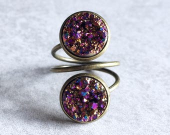 Bague double druzy rose magenta - géodes de quartz scintillantes, anneau métallique réglable en bronze antique, cabochons en pierre irisés, bohème chic