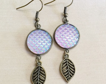 Lila Meerjungfrau Skala Tropfen Ohrringe - irisierende Cabochons, Antik Bronze Leaf Charms, Hologramm, Farbwechsel, Boho Chic, französische Haken