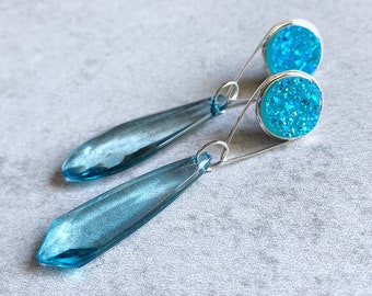 Boucles d’oreilles Azure Blue Druzy Teardrop - Plateaux/Goujons de lunette argentée, Iridescent, Perles acryliques à facettes, Pop of Color, Bijoux de demoiselles d’honneur, Boho