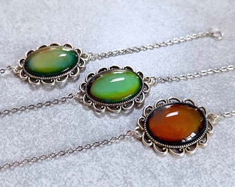 Pulsera que cambia de color de Suits My Mood - Cadena de eslabones de plata, cabujón acrílico iridiscente, bisel festoneado, caramelo hippie de brazo, Boho, niño de los 90