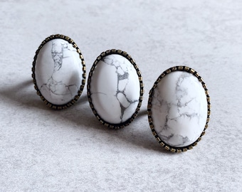 Biały turkusowy owalny pierścionek typu statement (średni) - 30 mm x 20 mm marmurowy kaboszon, antyczne brązowe wykończenie krawędzi, regulowany, boho chic, minimalistyczny