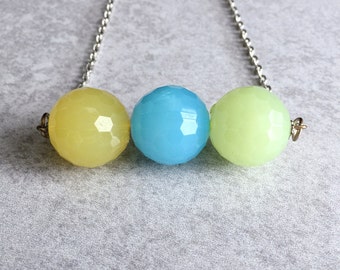 Acrylique bulle collier - facettes 20mm perles, boules de gomme, grand plastique, Kawaii, bleu ciel, vert mousse de mer, citron jaune, chaîne en argent Antique