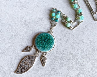 Collier de perles de turquoise fissuré - Perles de verre, Perles de menthe, Mousse de mer, Charmes de flèche, Géométrique, Feuille de Filigree, Colliers de calque, Boho Chic