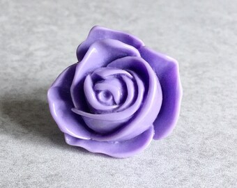 Violet Rose bague - bande réglable en filigrane en noir de haute qualité, 33 mm résine Cabochon fleur, grand, Violet, Shabby Chic, bijoux de demoiselle d’honneur