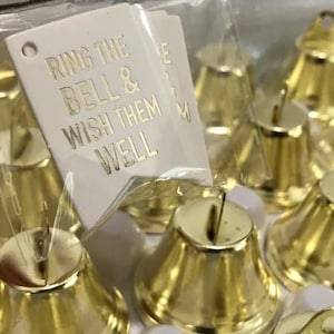 Sale Gouden Kissing Bells-artikelen voor bruiloftsreceptie (set van 24) toeters en 24 labels