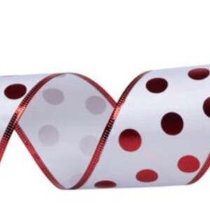 Peut inclure: Ruban blanc &agrave; pois rouges et bordure m&eacute;tallique rouge. Le ruban est enroul&eacute; en spirale, mettant en valeur le motif et la texture. Id&eacute;al pour l'artisanat, l'emballage de cadeaux et les d&eacute;corations.