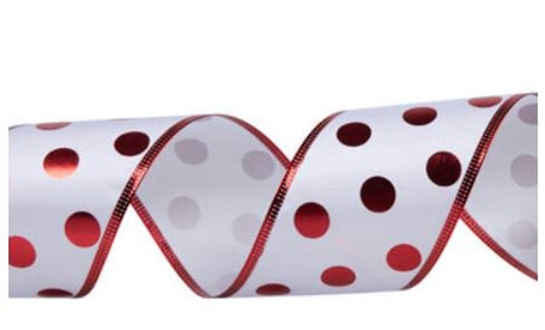 Peut inclure: Ruban blanc &agrave; pois rouges et bordure m&eacute;tallique rouge. Le ruban est enroul&eacute; en spirale, mettant en valeur le motif et la texture. Id&eacute;al pour l'artisanat, l'emballage de cadeaux et les d&eacute;corations.