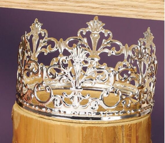 Punta torta corona dorata per compleanno e feste elegantemente decorata