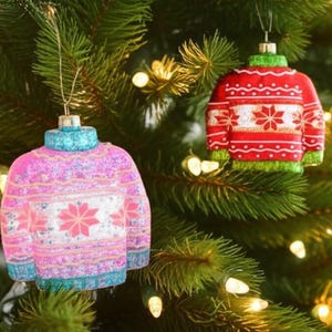 &quot;Weihnachts - Ugly Sweater Ornament: Einzigartige Baumschmuck Dekoration und gemütliches Wohndekor.&quot;