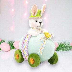 Coniglietto in auto con uovo blu, decorazione primaverile per la casa a Pasqua