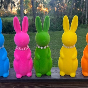 Coniglietto pasquale floccato da 15&quot; con collana di gioielli, regalo per la casa, decorazione per le feste, altezza 15&quot;