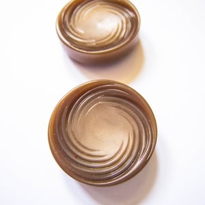 Stylish vintage button with swirl design