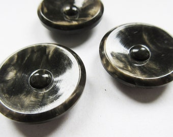 Preciosos y originales botones vintage con un estampado de mármol grueso y centro en relieve.