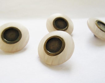 Botones blancos vintage elegantes con textura de mármol suave opaco con centros de metal de color latón.