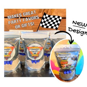 Puede incluir: Bolsas de pl&aacute;stico transparente llenas de arena y caramelos azules, con la marca "Monster Jam Mini". La imagen incluye el texto "Makes Great Party Favors or Gifts!" y "New Design!". Tambi&eacute;n se ve una bandera a cuadros.