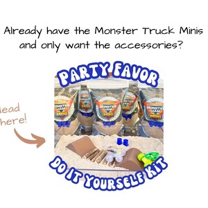 Puede incluir: Un kit de fiesta de bricolaje con accesorios para Monster Truck Minis. La imagen incluye bolsas de mermelada de mini monster truck, una rampa marr&oacute;n, accesorios de juguete azules y verdes y texto.