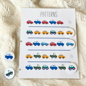 Pu&ograve; includere: Un foglio di lavoro stampabile con la parola "PATTERNS" in alto. Il foglio di lavoro ha cinque righe di auto e camion colorati. Ogni riga ha un motivo diverso. Ci sono anche cinque adesivi rotondi con auto e camion su di essi.
