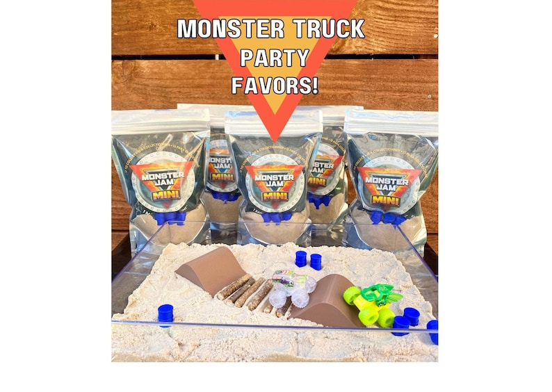 Puede incluir: Una exhibici&oacute;n de recuerdos de fiesta Monster Jam Mini. La imagen muestra bolsas transparentes con el logotipo de Monster Jam, llenas de una sustancia marr&oacute;n, dispuestas alrededor de un circuito de monster trucks en miniatura con camiones y rampas de juguete. El texto "MONSTER TRUCK PARTY FAVORS!" est&aacute; en la parte superior.