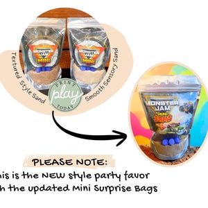 Puede incluir: Bolsas de pl&aacute;stico transparente llenas de arena y objetos azules, etiquetadas como "MONSTER JAM MINI JAMS". La imagen incluye el texto "PRINT play TODAY" y "PLEASE NOTE: This is the NEW style party favor with the updated mini Surprise Bags."