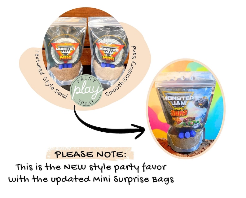 Puede incluir: Bolsas de pl&aacute;stico transparente llenas de arena y objetos azules, etiquetadas como "MONSTER JAM MINI JAMS". La imagen incluye el texto "PRINT play TODAY" y "PLEASE NOTE: This is the NEW style party favor with the updated mini Surprise Bags."