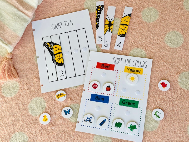 Pu&ograve; includere: Un set di schede di attivit&agrave; educative per bambini. Le schede presentano una farfalla, un sole, una coccinella, un cartello di stop, una bicicletta, un pastello, una rana e una tartaruga. Le schede sono progettate per aiutare i bambini a imparare a contare fino a cinque e a ordinare i colori.
