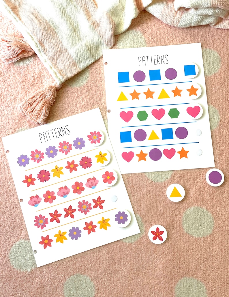 Pu&ograve; includere: Due fogli di lavoro stampabili con la parola "PATTERNS" in alto. Il primo foglio di lavoro presenta un motivo di fiori colorati. Il secondo foglio di lavoro presenta un motivo di forme geometriche, tra cui quadrati, cerchi, stelle, cuori e triangoli. Ci sono anche adesivi colorati di fiori, stelle, cuori e triangoli.