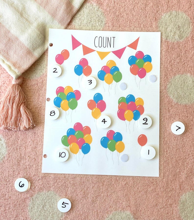 Pu&ograve; includere: Un foglio di lavoro stampabile con la parola "COUNT" in alto e una serie di palloncini colorati. Il foglio di lavoro &egrave; progettato per i bambini per contare il numero di palloncini in ogni gruppo e abbinare il numero al cerchio numerico corretto.