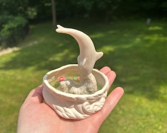 Miniaturas para casas de muñecas ~ Fuente blanca con delfines / Estanque con nenúfares y jardín acuático de resina para exteriores