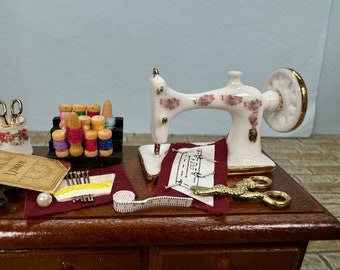 Miniatura per casa delle bambole ~ Tavolino da tè decorato a