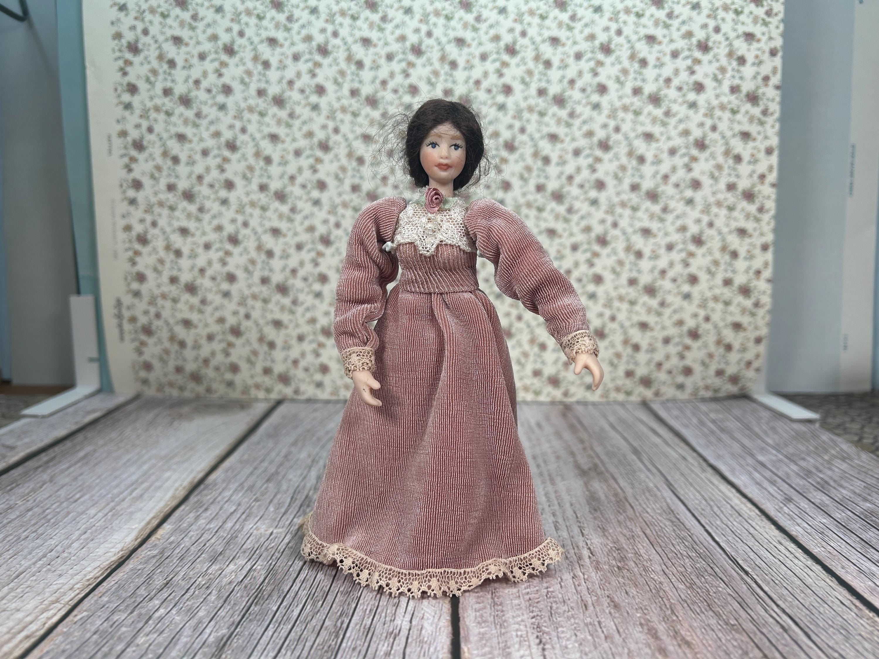 Casa delle bambole Vittoriana Signora Vestito con volant Miniatura Casa delle bambole Vittoriana Signora Vestito con volant Miniatura