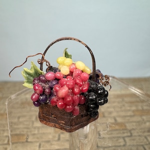 Poppenhuisminiatuur ~ Vintage Artisan Hope Elliott handgemaakte fruit- en druivenmand
