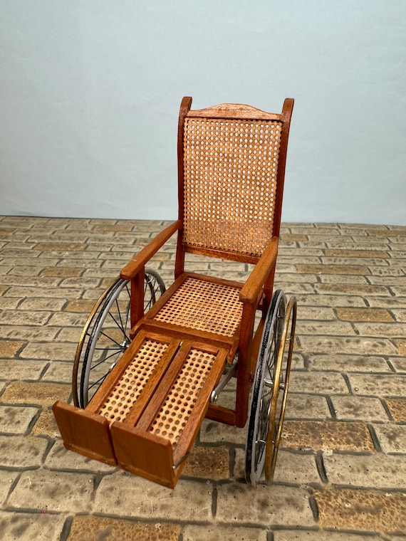 ドールハウス用ミニチュア ～ ヴィンテージ風職人手作り車椅子（車輪 