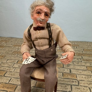 Casa de bonecas em miniatura ~ artesão esculpido à mão homem jogando cartas boneca sentada na cadeira