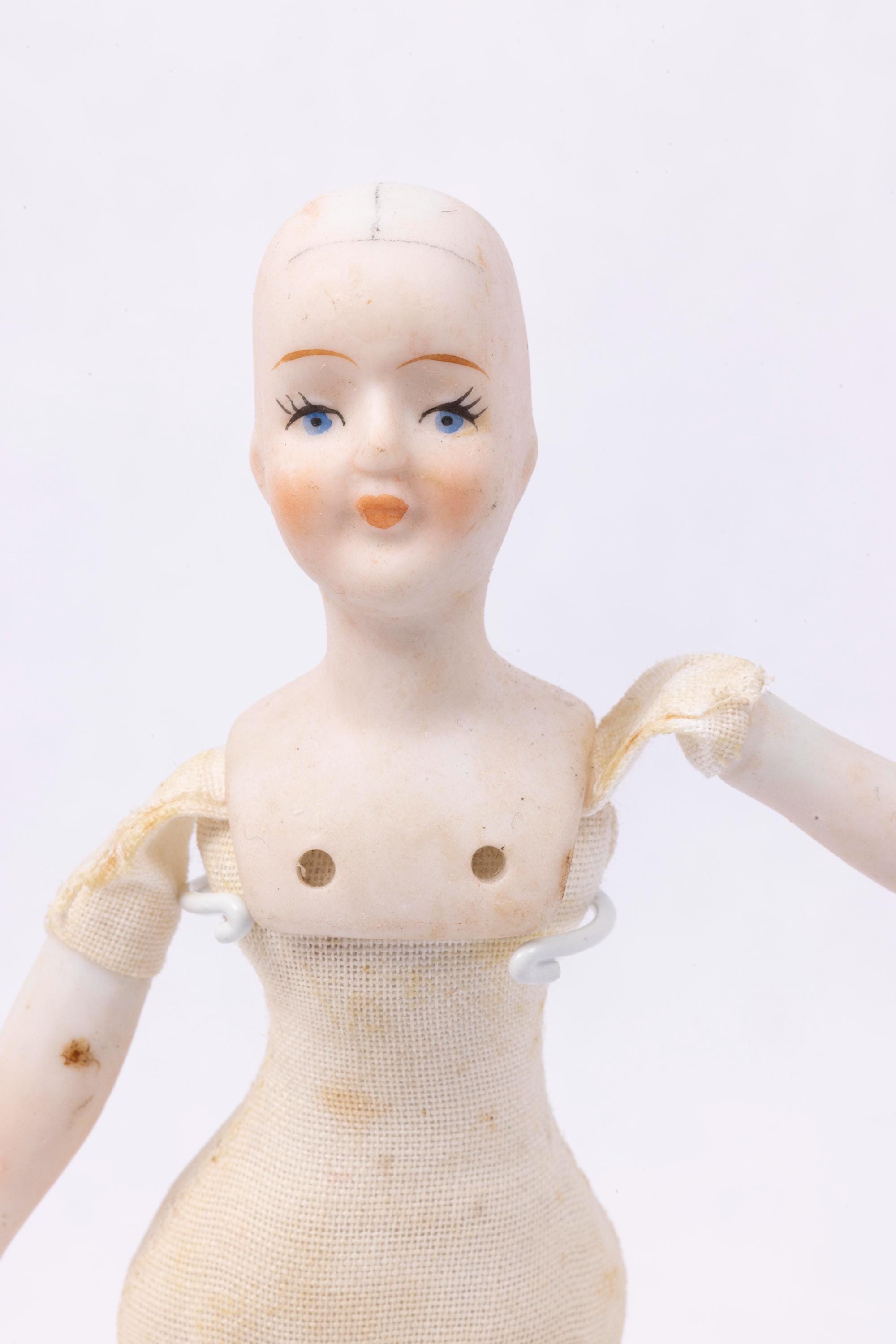 ドールハウスミニチュア〜裸のハゲ女性の磁器人形、髪なし、赤い眉毛