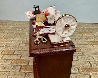 Miniatura per casa delle bambole ~ Tavolo da cucito decorato in porcellana Reutter, Germania. Cassetto centrale apribile. - Italia