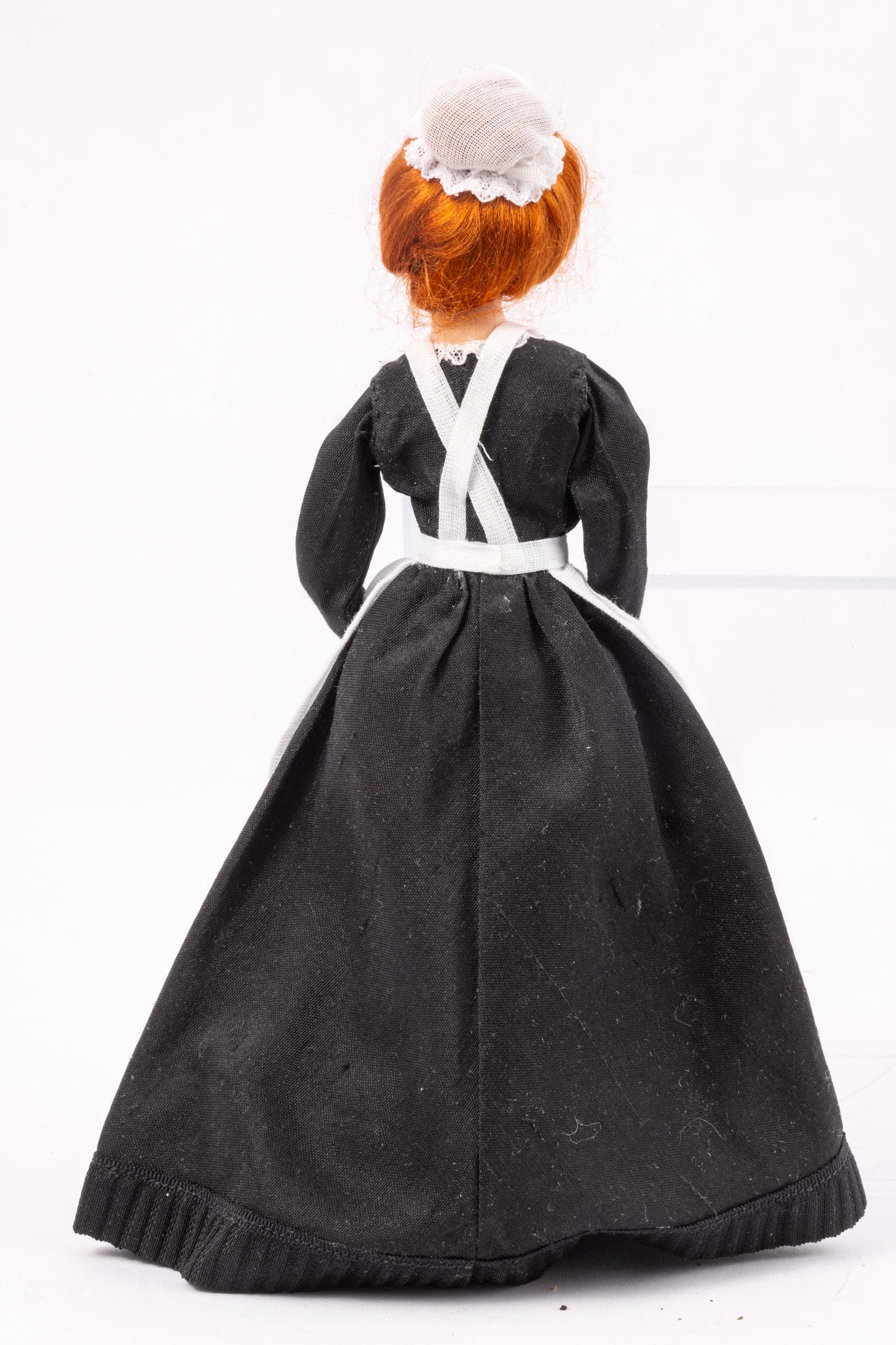 Muñeca De Porcelana 1:12 Para Casa De Muñecas – Vestido Rojo Y Trenza Larga, 11 Cm Con Soporte