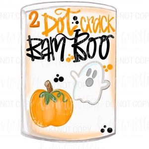 Peut inclure: Un motif sur le thème d'Halloween avec une citrouille et un fantôme. Le texte se lit "2 Dot crack Ram Boo" en orange et noir. Le motif est à l'intérieur d'un récipient transparent semblable à du verre.