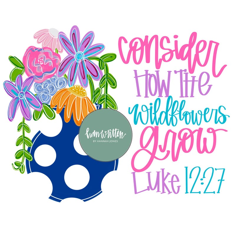 Pu&ograve; includere: Un vaso blu e bianco a pois con un bouquet di fiori colorati. Il vaso ha un'etichetta scritta a mano che dice "handwritten by Hannah Jones". Il testo "Consider how the wildflowers grow Luke 12:27" &egrave; scritto in rosa, viola e blu.