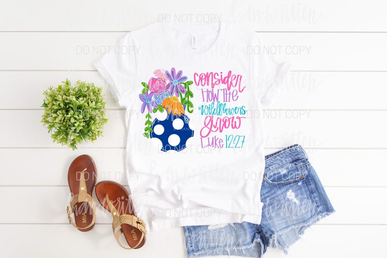 Pu&ograve; includere: Maglietta bianca con un disegno floreale e il testo "consider how the wildflowers grow Luke 12:27".