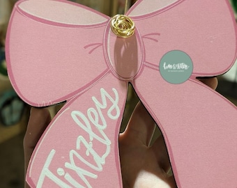 Adorno navideño personalizado con lazo rosa para niñas.