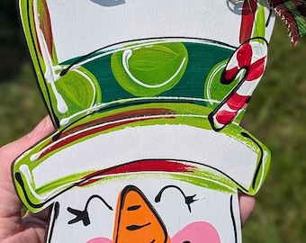 Adorno navideño personalizado de muñeco de nieve con letras a mano.