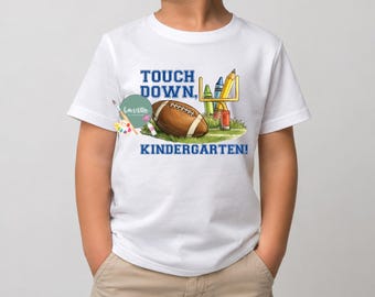 Diseño de camiseta Touchdown School Sports para niños de preescolar, regreso a clases. Camiseta linda para niños de preescolar en formato PNG.