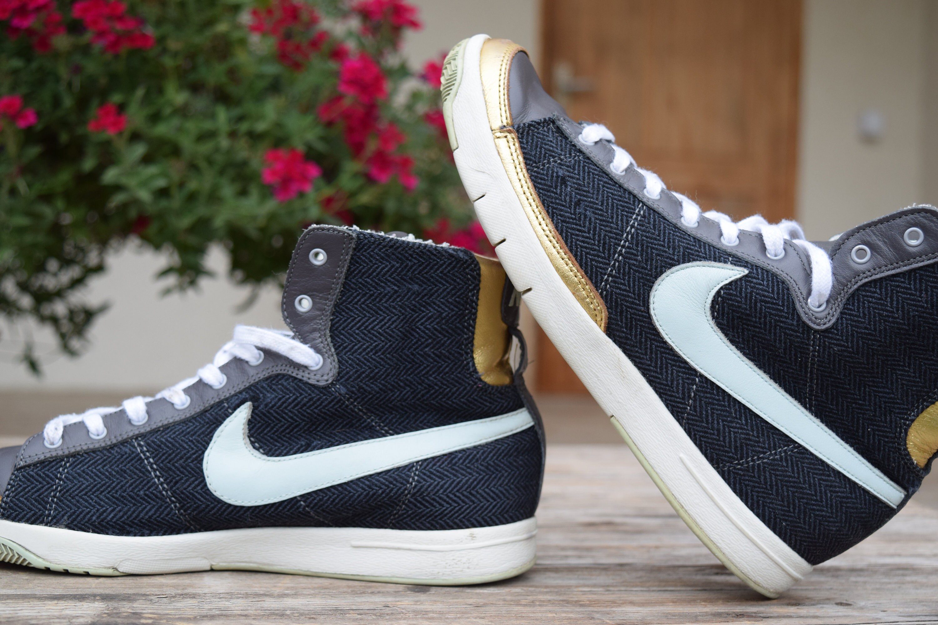 black and gold nike shoes womens