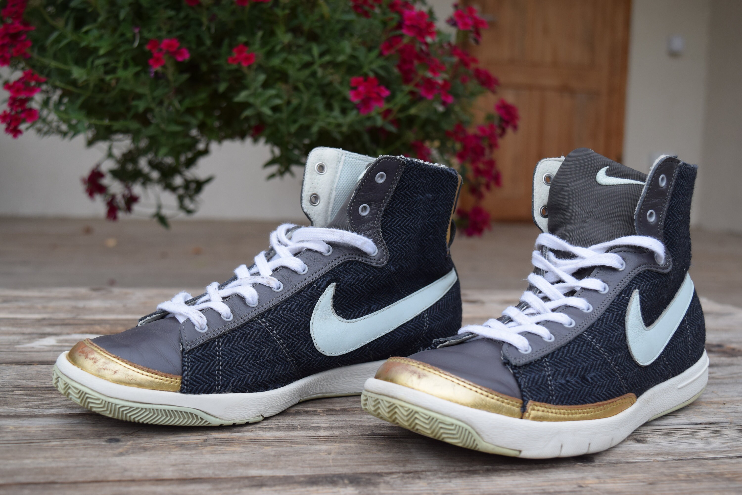girls black and gold nike