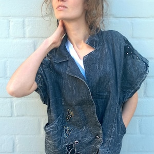 Zwart denim shirt, vintage vest jaren &#39;90, spijkerjasje, verwikkeld vest, grunge vest, punk denim vest, one size, kanten vest. (GP103)