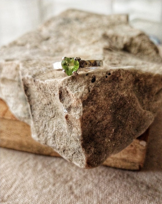 Vintage peridot and sterling silver ring, size 7 - image 3