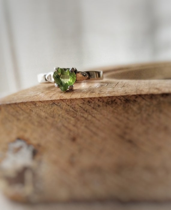 Vintage peridot and sterling silver ring, size 7 - image 1