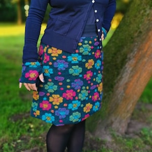 Women's skirt made of walkloden in petrol with a colorful, floral pattern. Cuff is navy blue. Available in every plus size.