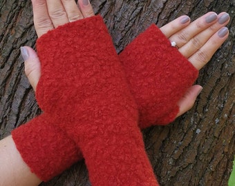 Cuddly ladies cuffs, gloves, arm warmers made of skirts fleece in red